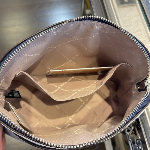 Michael Kors Jet Set Travel Md Signature Logo Color Block Dome Crossbody
ADMIRAL - Picture 9 of 16